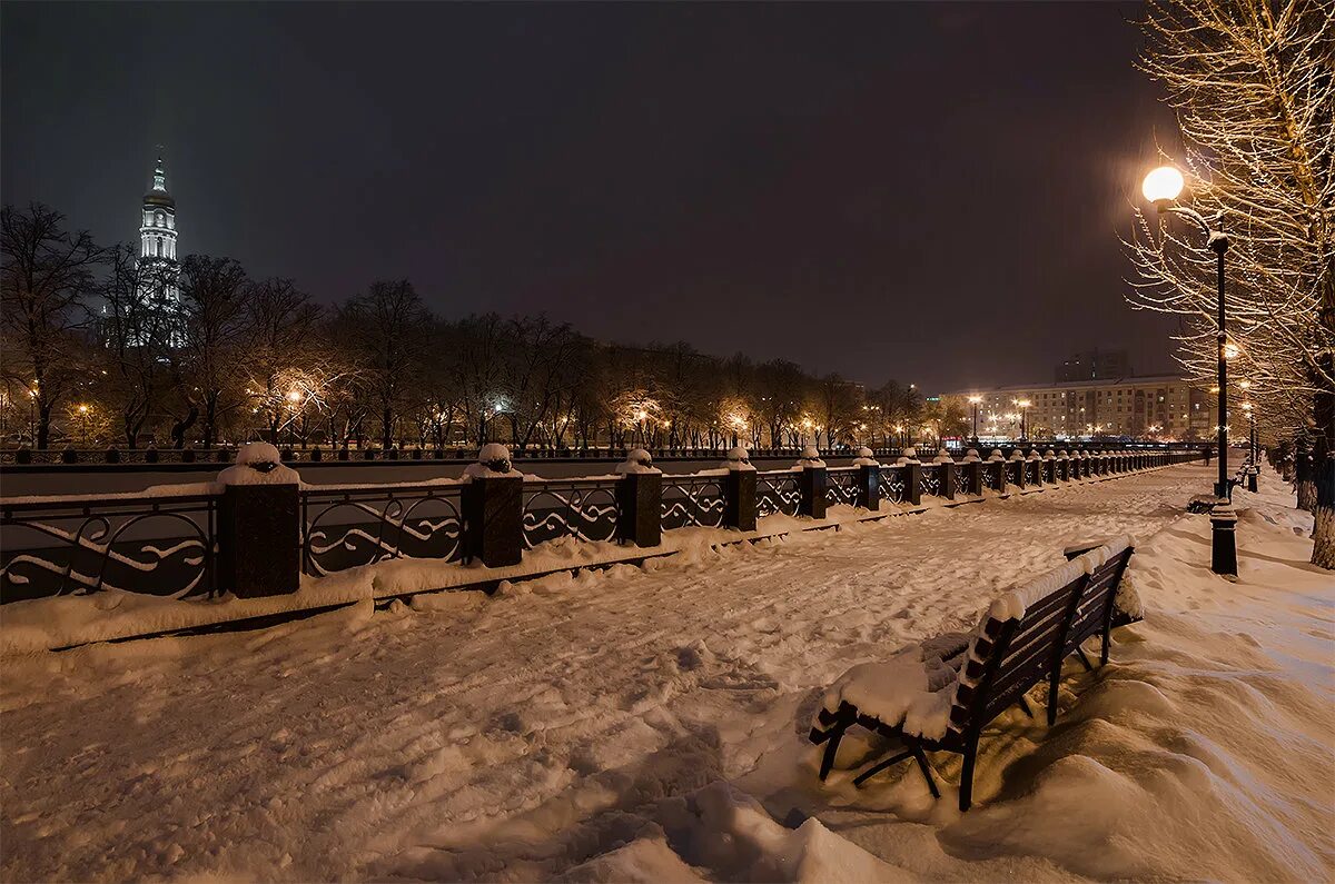 зимний харьков. зимний харьков. зимний город харьков. новогодний вокзал. харьков ночью зима.