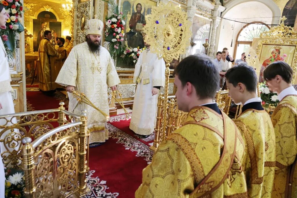 Литургия в день всех святых. Храм московских святых в бибирево престольные праздники гослужений. праздник всех святых всехсвятский.