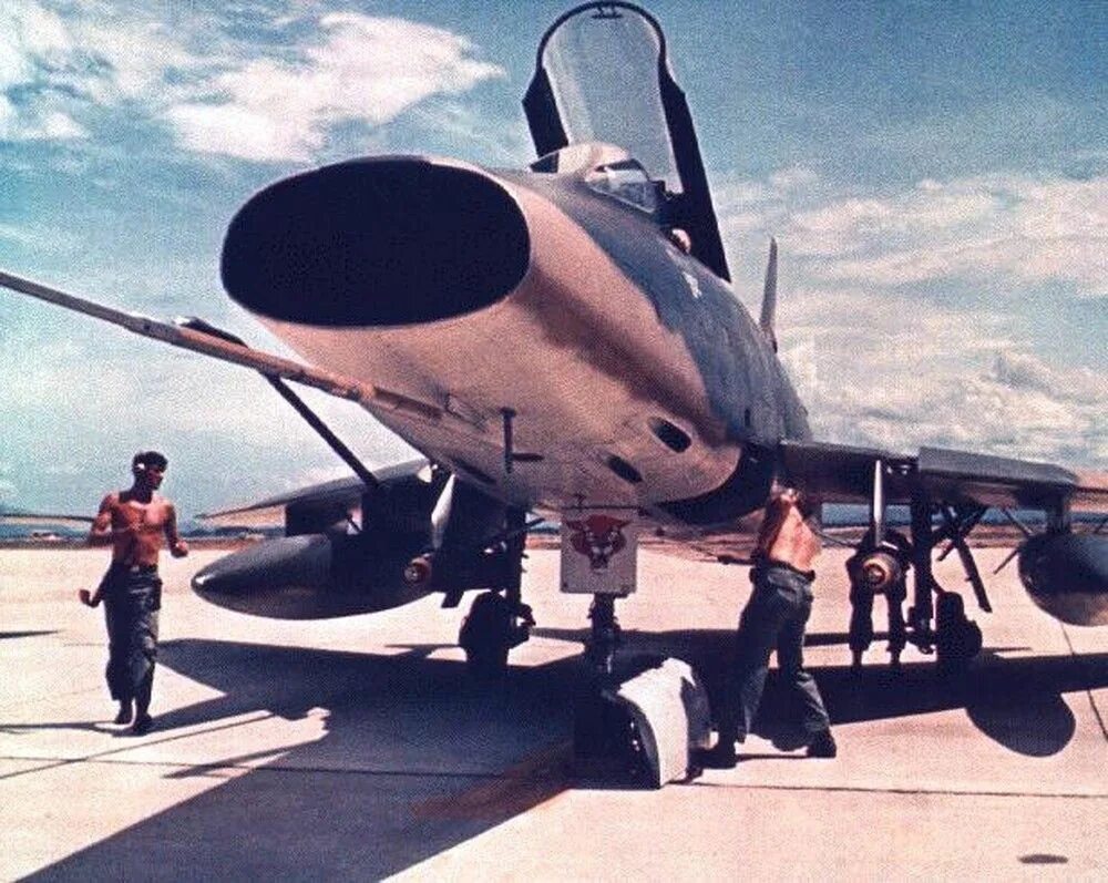 Истребитель 100. F-100f super Sabre. F-100 C super Sabre Вьетнам. F100 самолет. F100 истребитель.