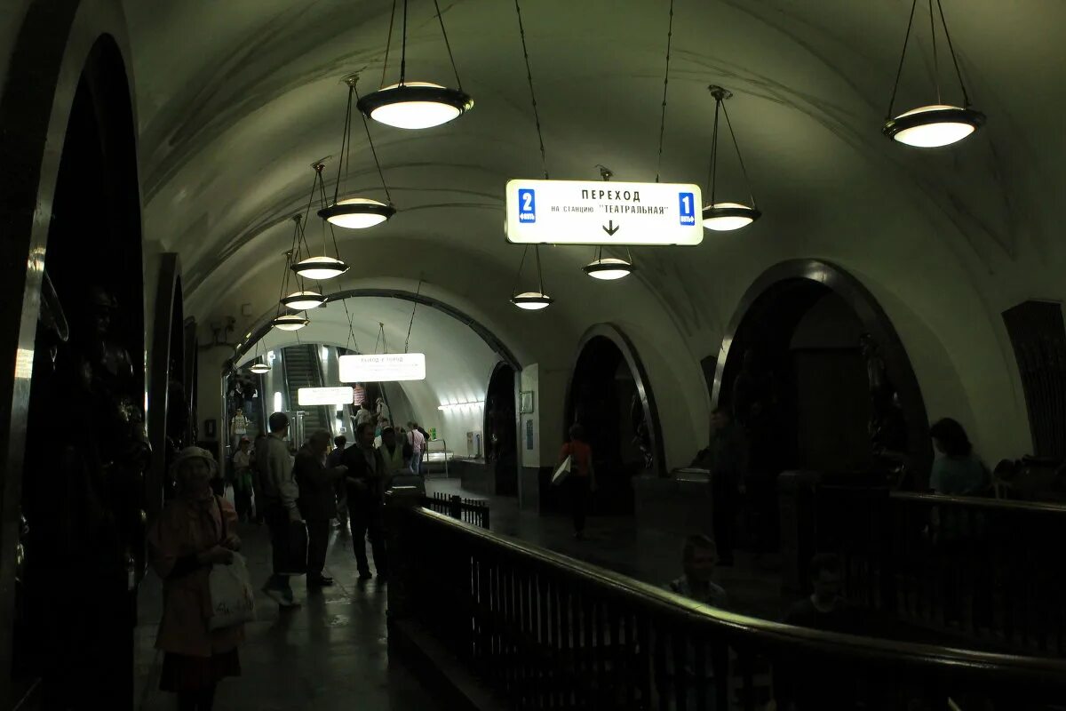 Переход с охотного ряда на театральную. Станция Охотный ряд. Метро площадь революции переход на театральную. Переход со станции площадь революции на театральную. Указатели на станции метро площадь революции.