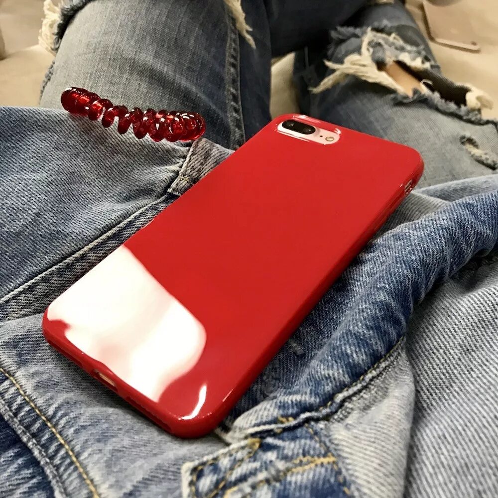 Фотка чехла на телефон. Чехол для телефона. Красный чехол. Красный чехол на айфон 7. Красный айфон в чехле.
