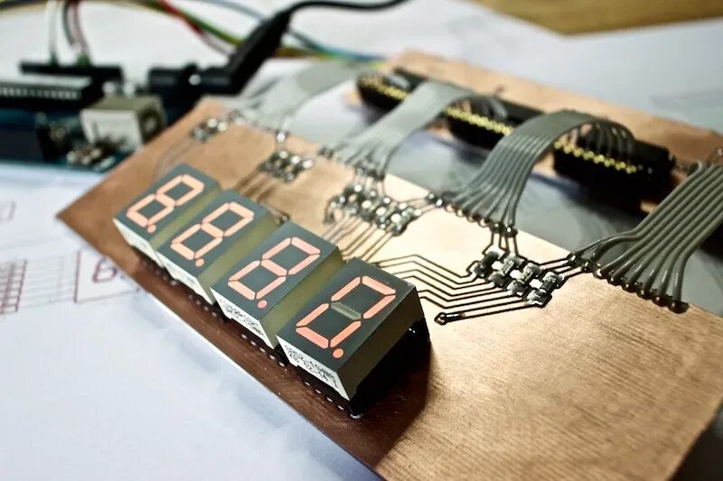 Регистры ардуино. Arduino 74hc595 7 segment. Часы семисегментный индикатор ардуино. Сдвиговый регистр 10 бит. 7 Segment Arduino.