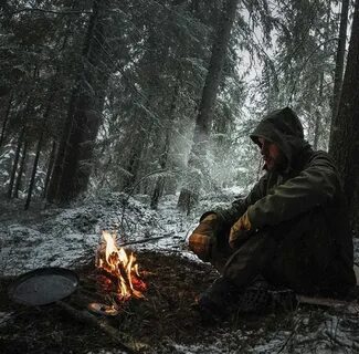 Только что покинувший свой костер охотник