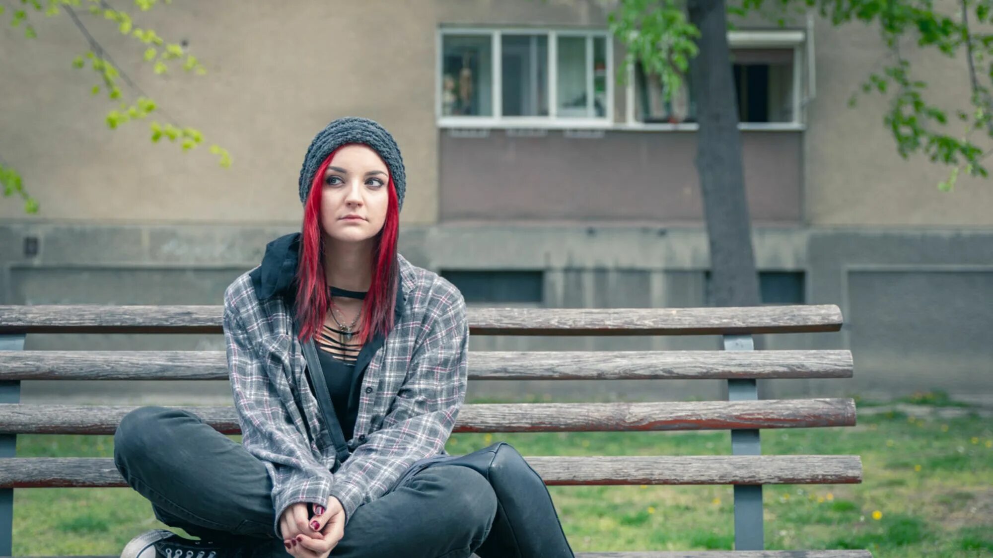 Блогерша поебалась с бомжами. Бездомные молодые девушки. Красивая бездомная девушка. Bezdomnaia devocka. Бездомная девушка на улице.