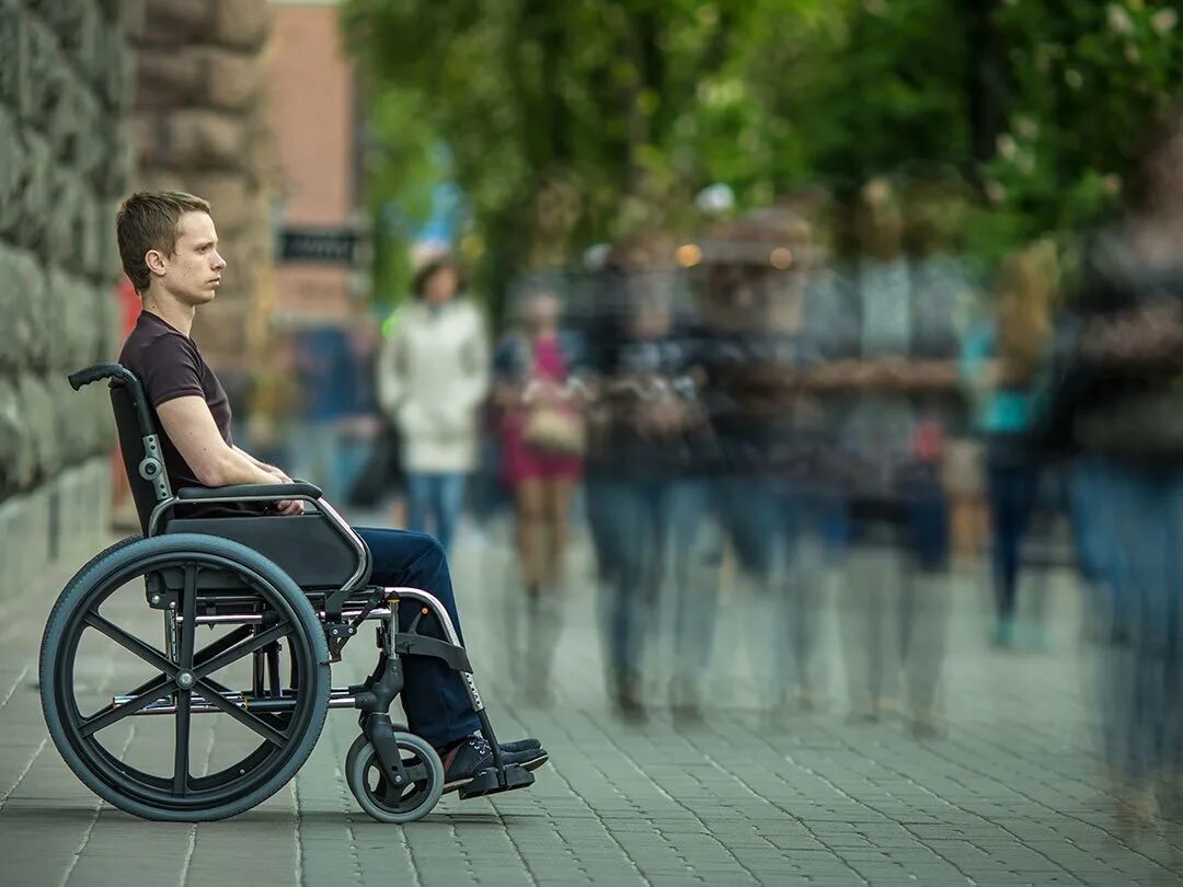 Инвалид. Коляска для инвалидов. Человек в инвалидной коляске. Человек на коляске. Рождение с инвалидностью