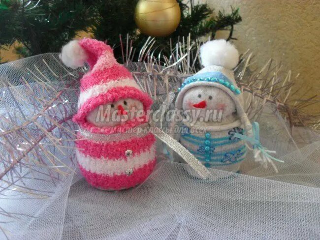 новогодняя игрушка из носка снегурочка. снеговик из носка девочка. дед мороз из носка своими руками. поделка дед мороз и снегурочка в детский сад. снегурочка из носка своими руками.