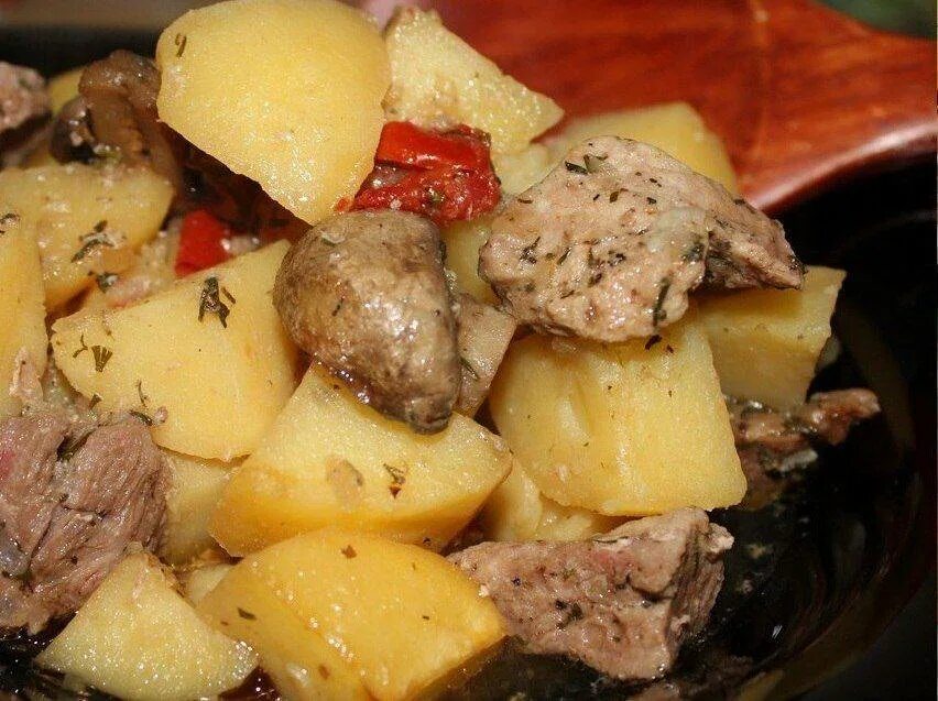 Картофель с говядиной и грибами в духовке. Говядина с картошкой в фольге. Картошка с грибами. Картошка с мясом. Картофель с говядиной и грибами в духовке.