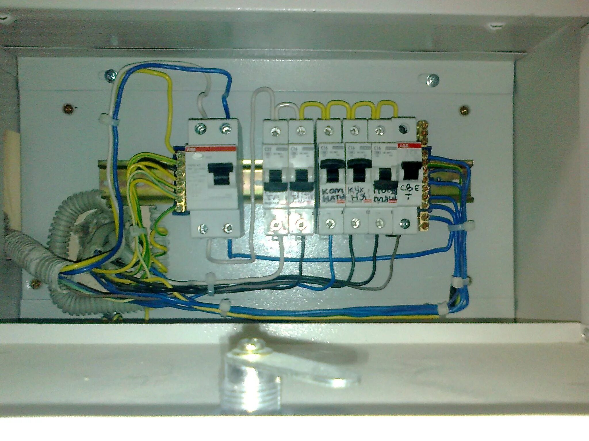 Розетка автомат в щиток. Заземление в щитке. Розетка в щиток. Заземление в щитке квартиры. Щит с розетками.