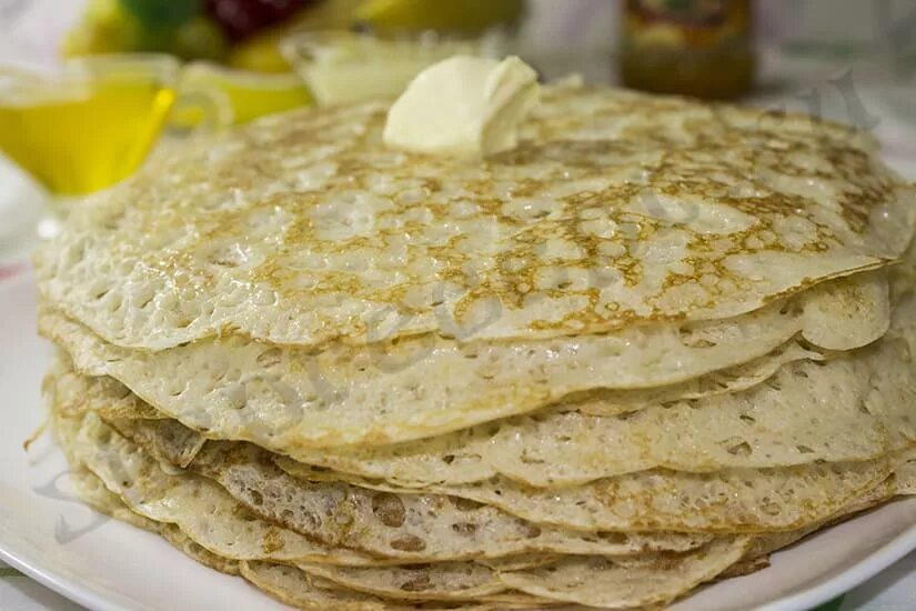 Блины на дрожжах и воде с яйцами. Дрожжевые блины. пышные дрожжевые блины. дрожжевые блины на молоке пышные. пышные дрожжевые блины с дырочками.