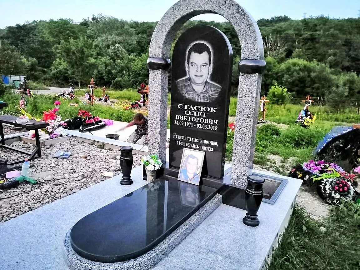 Гранитные памятники для мужчины. Красивый памятник для мужчины. Памятник молодому парню. Красивые могилы. Памятник юноше на могилу.