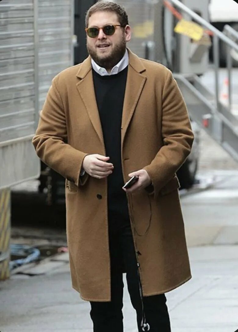 Толстый высокий мужчина. Джона Хилл 2023. Джона Хилл в пальто. Джона Хилл фото 2023. Джона Хилл стиль одежды 2023.