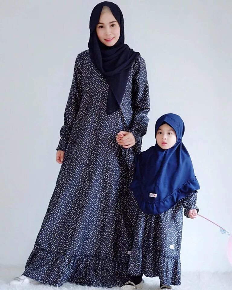 Ibu dan anak baju. Мусульманские платья для девушек. Mama dan anak twitter. Мусульманка с ребенком. Ibu dan anak baju.