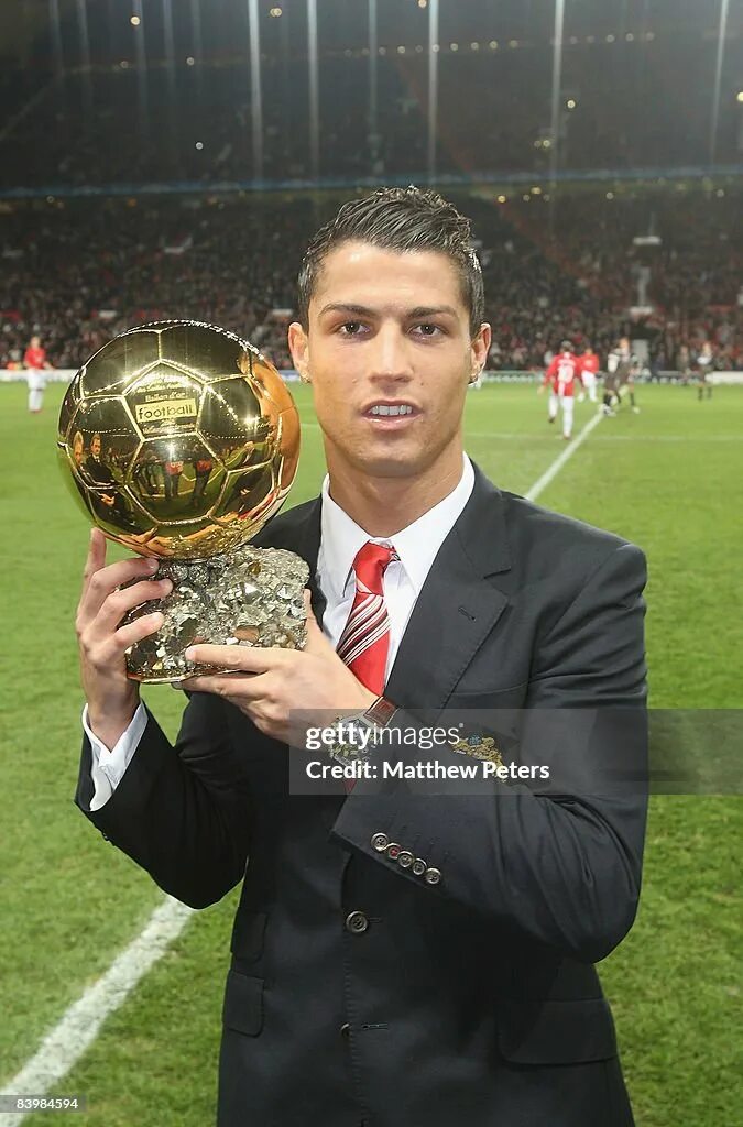 Криштиану роналду получит золотой мяч. Ronaldo золотой мяч 2025. роналду золотой мяч 2008. месси золотой мяч 2025. криштиану роналду золотой мяч.