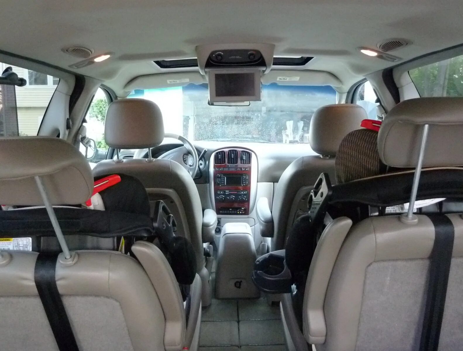 Chrysler town country 2000 салон. Салон таун кантри. Chrysler town & country iv салон. Таун кантри 2008 салон. Крайслер таун кантри 2005.