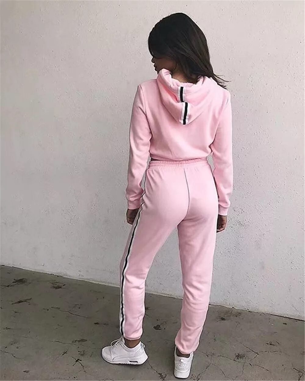 Укороченный спортивный костюм. Спортивный костюм Sportswear Tracksuits 2 piece Sets. Спортивный костюм адидас женский розовый. Девушка в спортивном костюме. Розовый спортивный костюм женский.