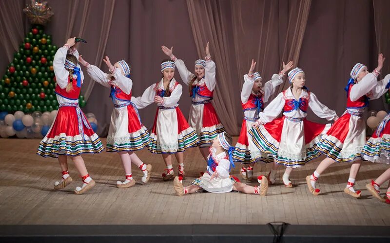 Танцуют башмачки. Татарский танец башмачки. Татарский детский ансамбль. Манго танец феерия. Феерия киров танцы.