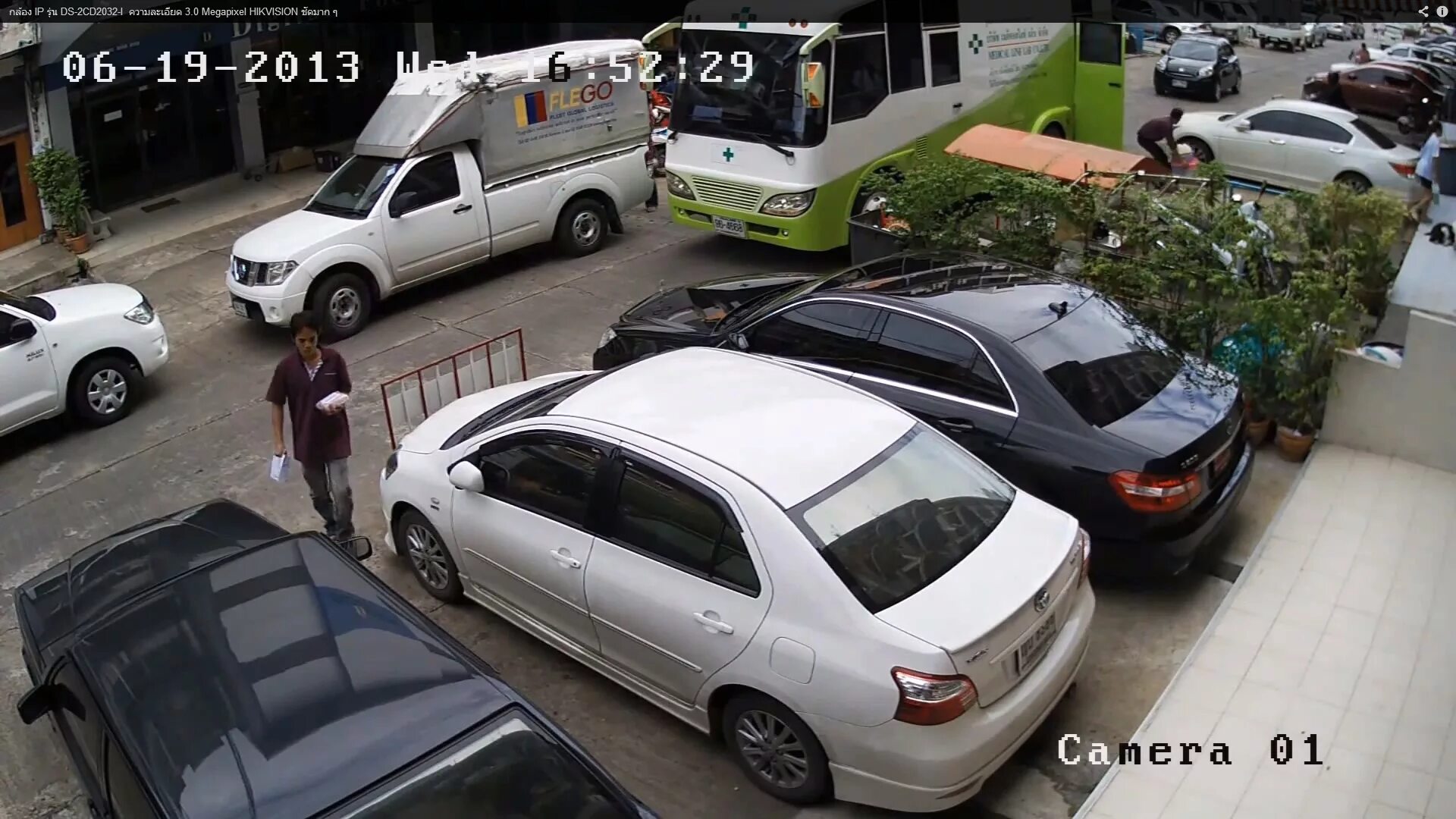 Камеры во дворах запись. Видеонаблюдение на парковке. камера видеонаблюдения в машину. камера видеонаблюдения на парковке. двор с камеры видеонаблюдения.