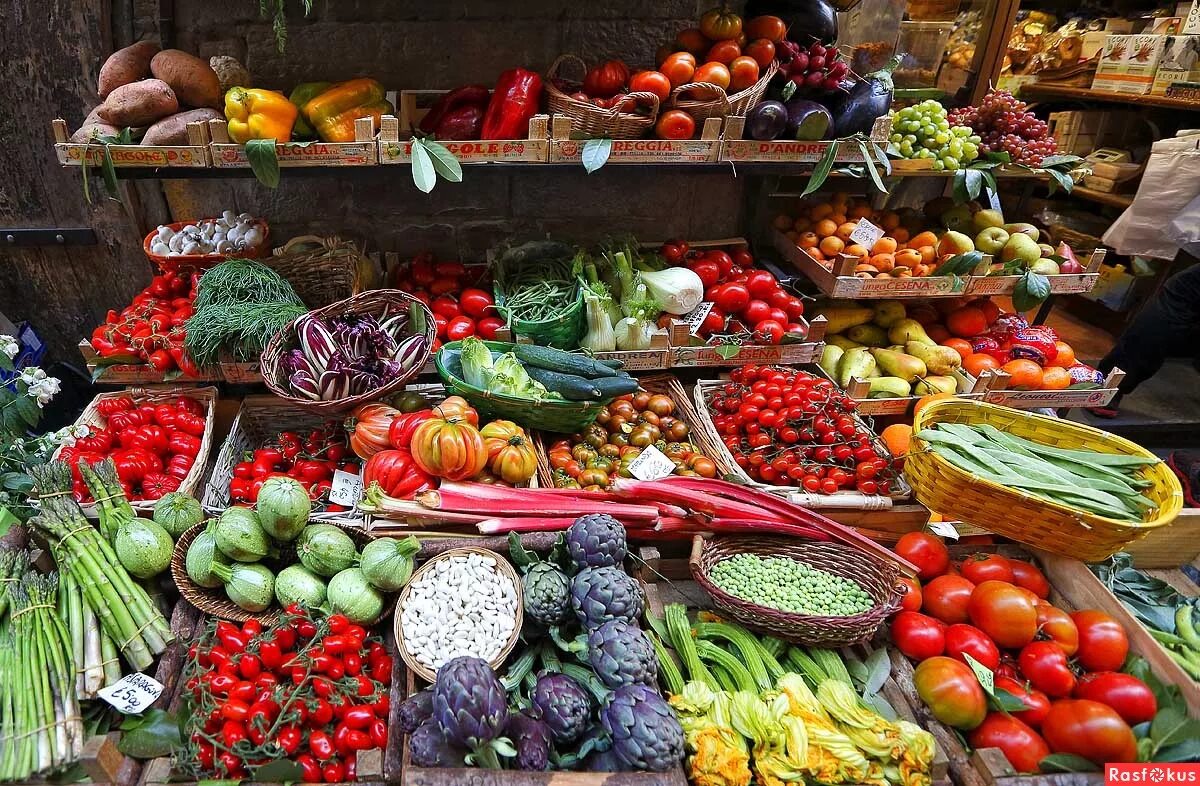Овощной прилавок. Овощи и фрукты. Овощи на прилавке. Лавка с фруктами и овощами.