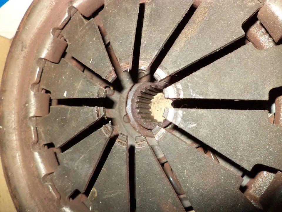 Прилип диск сцепления. Диск сцепления ауди 100 с3. Прилип диск сцепления. Прилип диск сцепления. Диск сцепления ведомый 409 крафт.