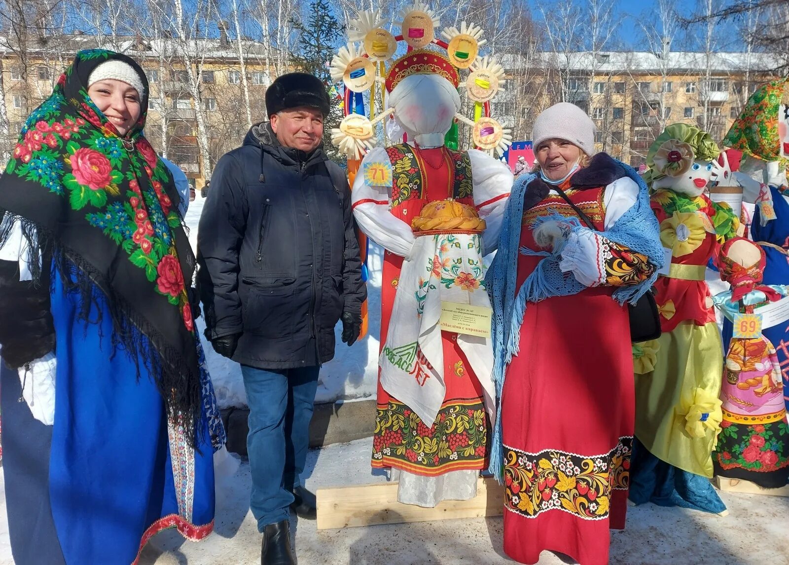 Масленица картинки. Масленичные гуляния в Подмосковье. Чаепитие на Масленицу.