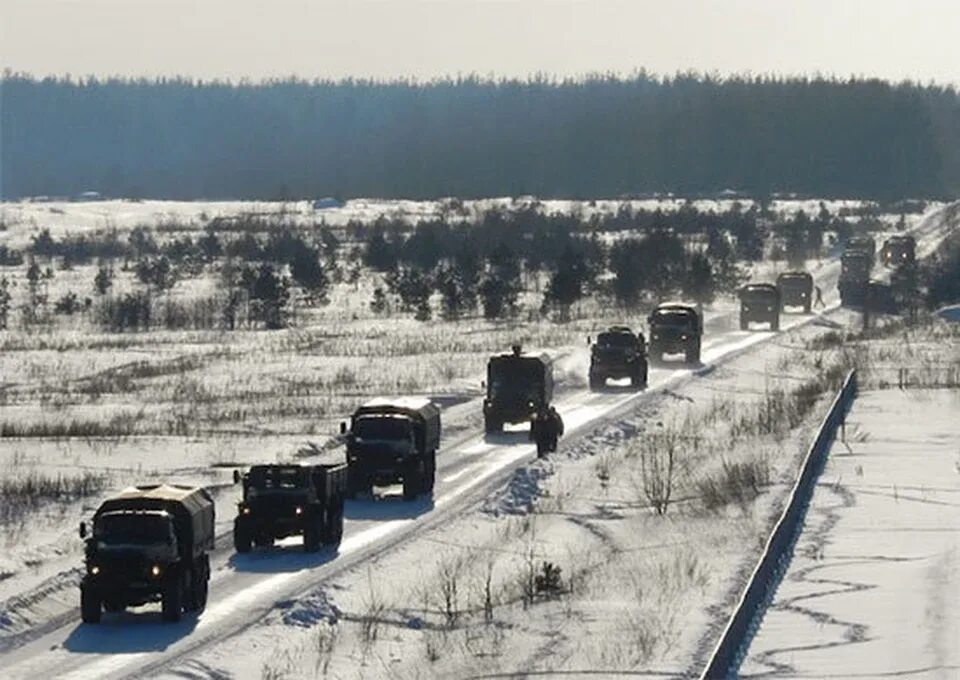 Военные дороги россии. Военная колонна зимой. Колонна военной техники. Колонна военных грузовиков. Военные учения на трассе.