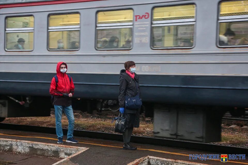 Электрички можно ли выйти раньше. Пассажиры в электричке. Что такое рейд поезда. Масочный режим в поездах.