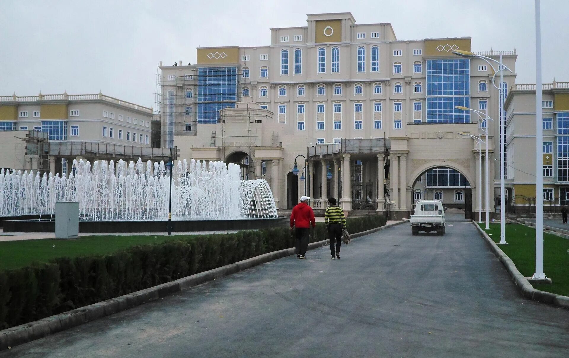 Таджикский медицинский. Больница Истиклол в Душанбе. Боги пойтахт Душанбе. Пойтахт Душанбе. Мединститут Таджикистан Душанбе.