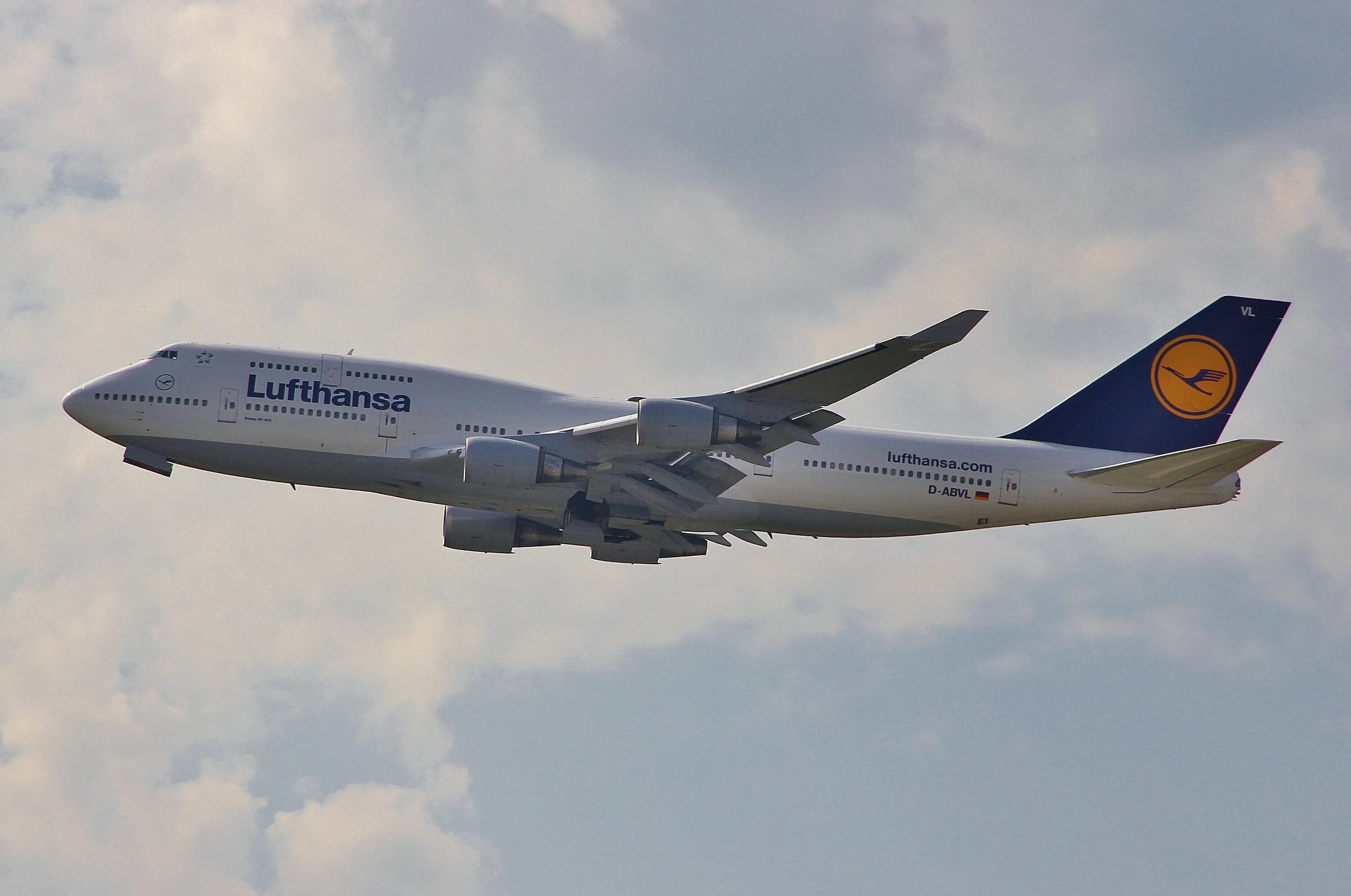 Рейсы lufthansa. B 747 400 Lufthansa. Boeing 747-400 Lufthansa. Боинг 747 Lufthansa. Lufthansa lh0881.