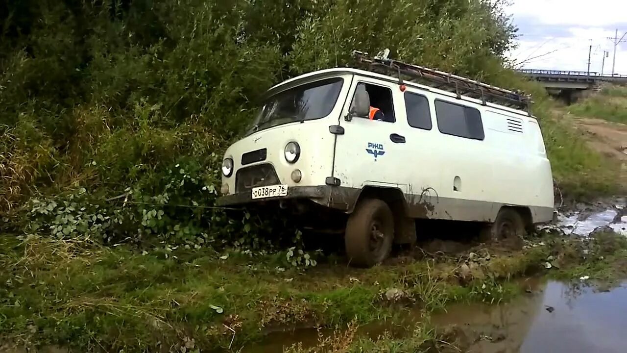 Ездить на на уаз. УАЗ Буханка по грязи. УАЗ Буханка по бездорожью. УАЗ 452 Буханка бездорожье. Грязевой УАЗ Буханка.