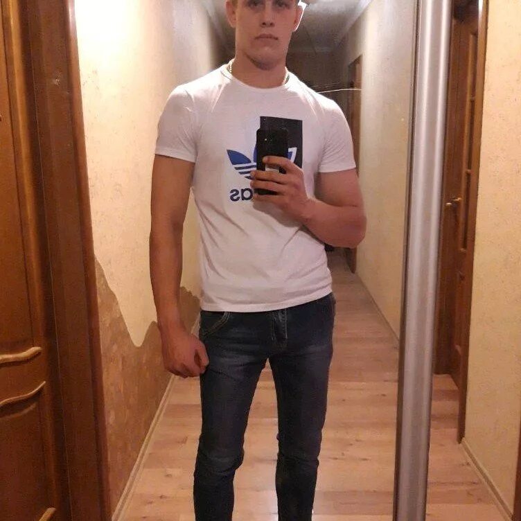 Мужчина 20 лет. 19 летний парень дома. Селфи парня. Парень домашнее селфи. Парни 20 дома.