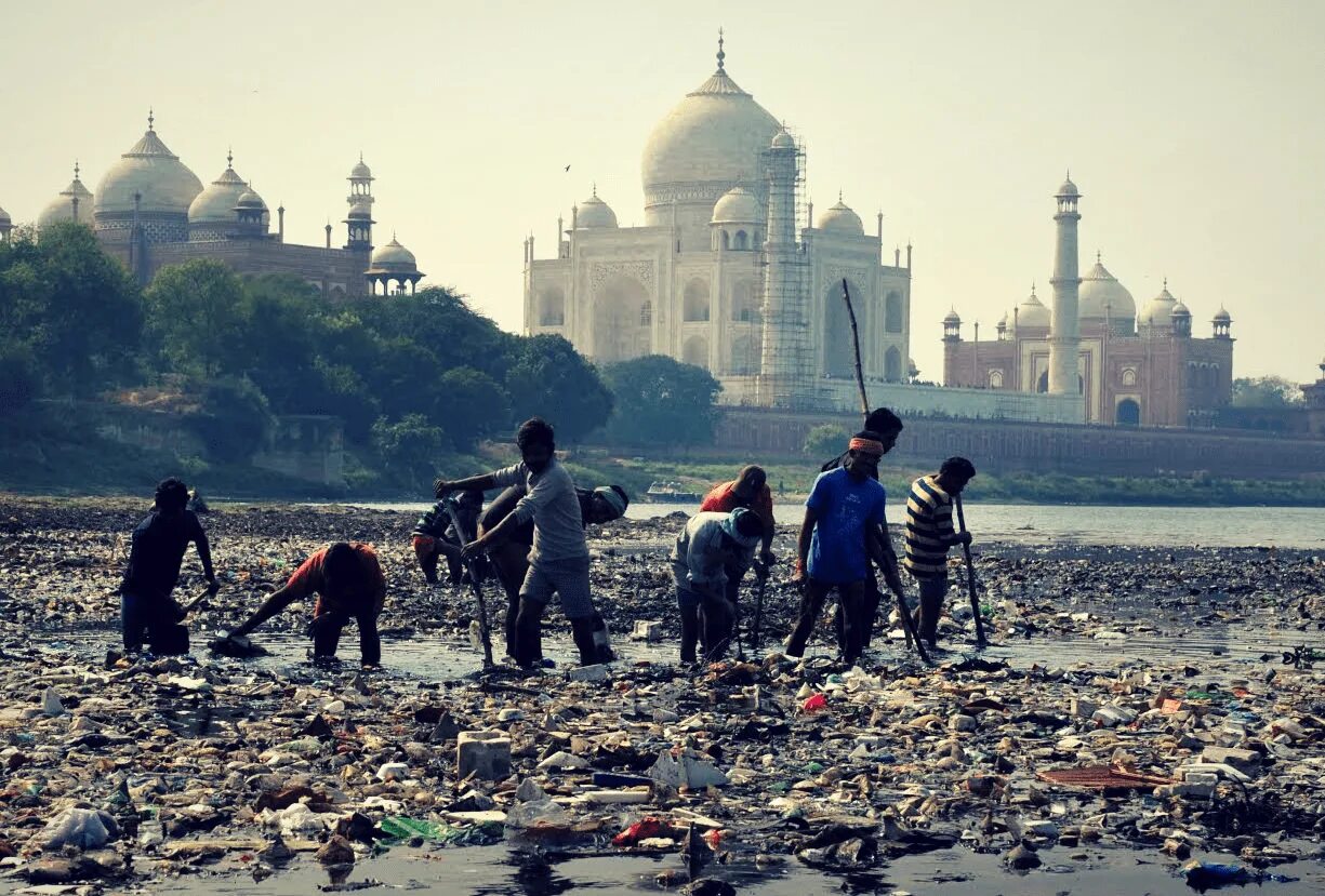 Bad pollution. Тадж-Махал Индия грязь. Индия Тадж Махал и мусор. Тадж Махал и Джамна. Река Джамна Индия.