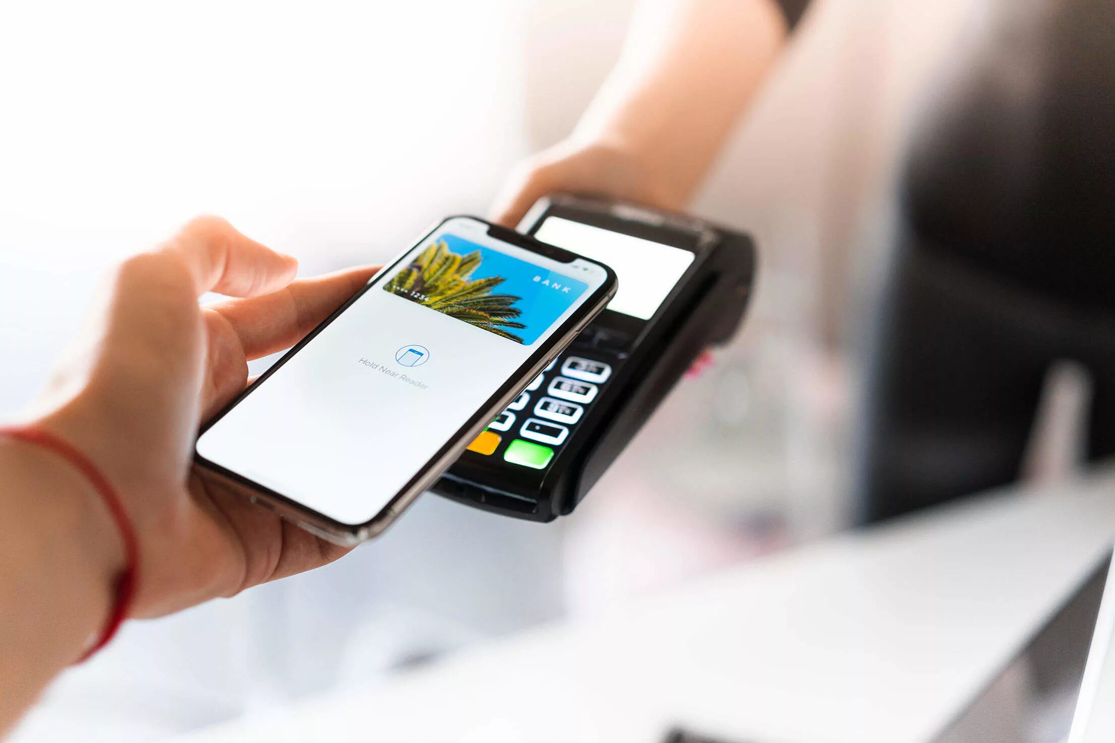 Apple pay NFC. Бесконтактная оплата смартфоном. Смартфон терминал. Оплата NFC С телефона. Эпл пей мир