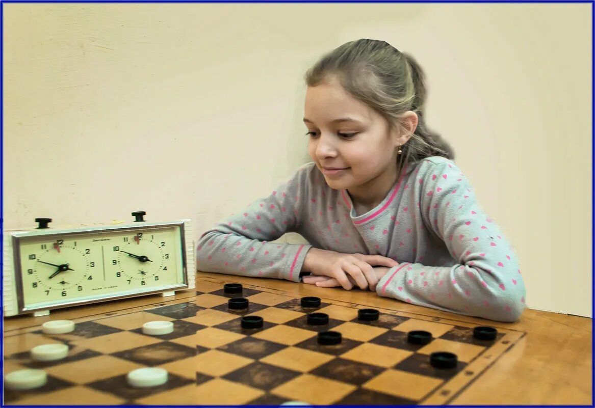 Девочки которые играют в шашки. Девочка играет в шахматы шашки. Девочки которые играют в шашки. Играет. Девочки которые играют в шашки.