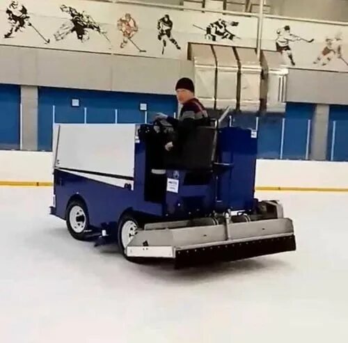 Водитель ледозаливочной машины. Zamboni заливочная машина. Zamboni 525. Водитель ледозаливочной машины. Водитель ледозаливочной машины.