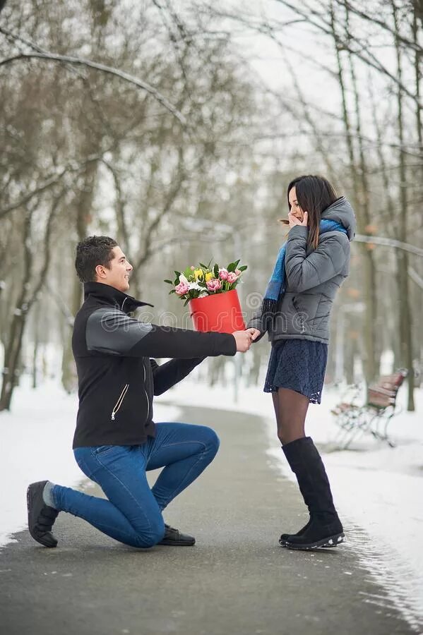 Фотосессия предложение руки и сердца. Зимнее предложение руки и сердца. Предложение руки и сердца на снегу. Предложение руки и сердца зимой в лесу. Где сделать предложение девушке зимой.