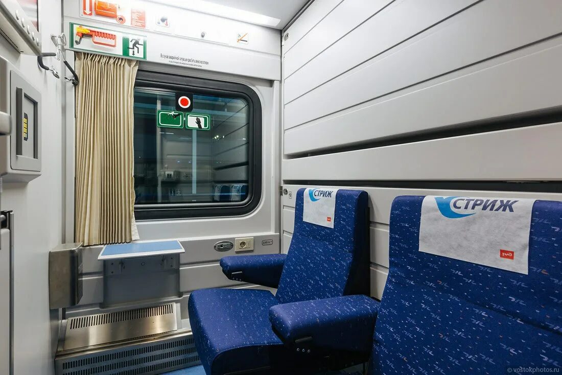 File:J23 194 Talgo 4, "Turista".jpg - Wikimedia Commons