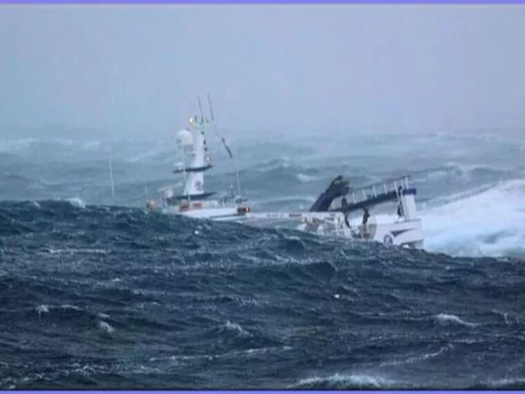Банка шторм. Карское море шторм. Берингово море шторм. Корабль попал в шторм. Корабль в Штормовом море.