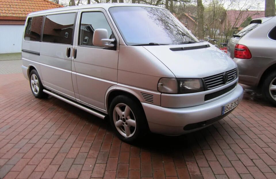 Купить т четыре. Фольксваген Каравелла t4. Серебристый Volkswagen Transporter t4. Volkswagen t4 диски. VW Transporter t4 диски.