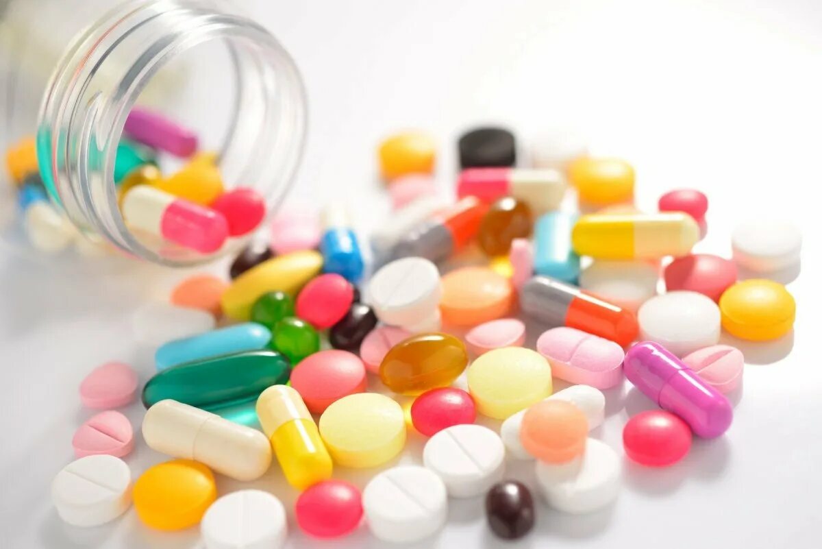 Таблетки. Лекарства. Разноцветные таблетки. Таблетки россыпью. Лекарственные препараты антибиотики.