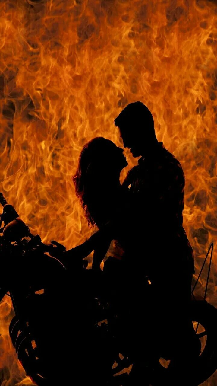 Мужчина и женщина в огне. Влюбленная пара в огне. Объятия в огне. Огни любви. Пожары любви холидей