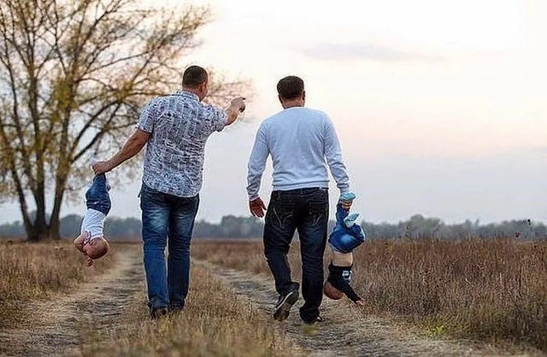 Прогулка с папой. Мужчина несет ребенка. Папа. Papa eto. В углу мальчик тащит папу