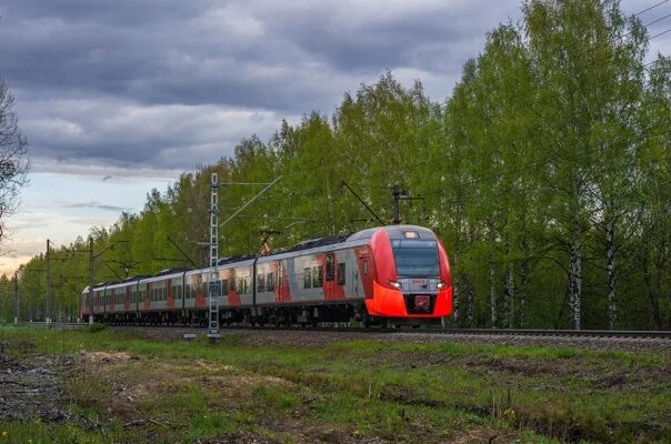 Электрички ржевка спб. ТЭМ 18 на Самарской желез дороге. В Санкт-Петербурге Железнодорожный перегон Полюстрово-Ржевка. 18 Мая Ласточка. ЭС.