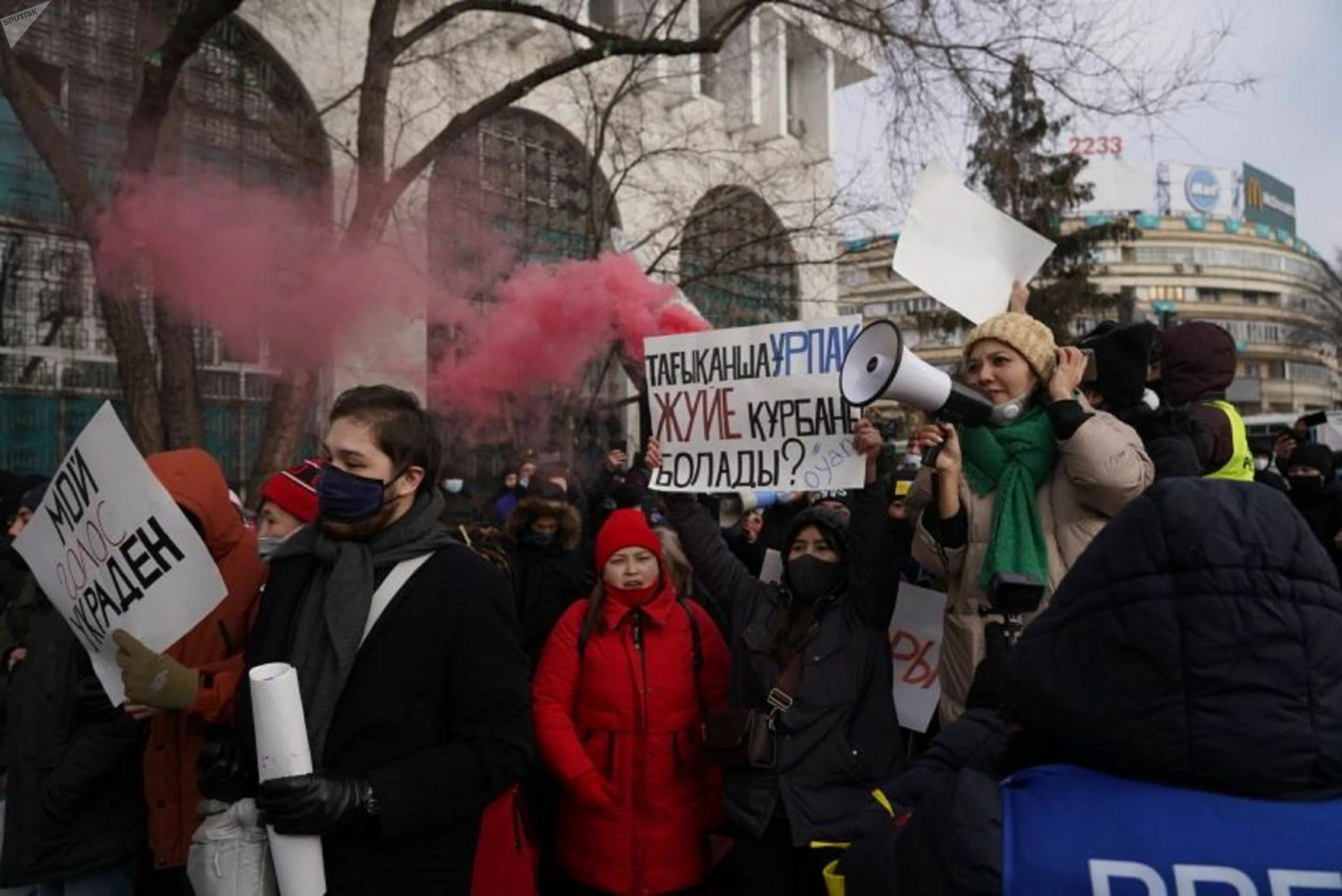 Алматы митинг. Митинги в Алматы 2022 года. Алматы митинг январь. Алматы протесты январь 2022. Митинг в алматы