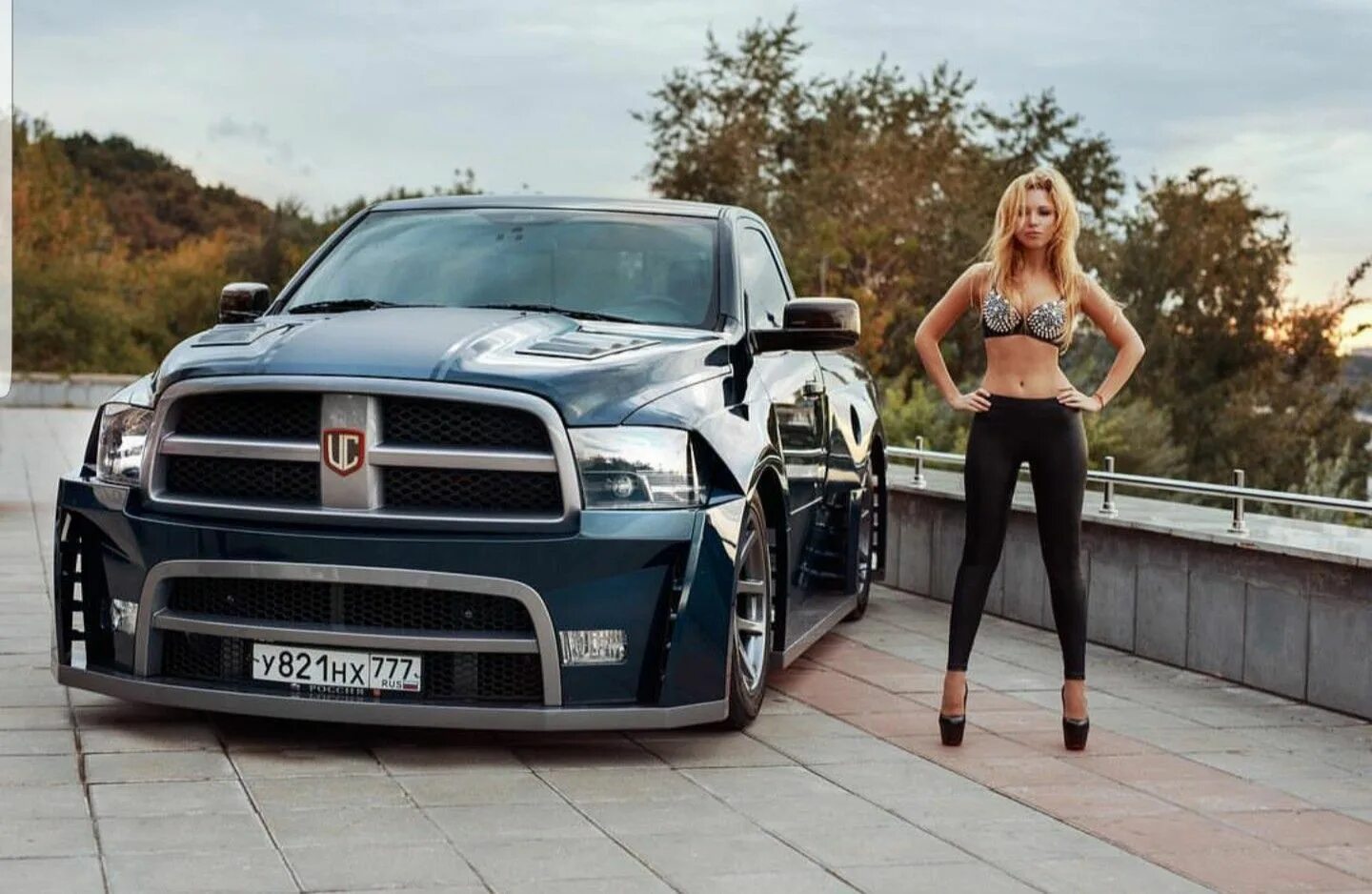 Пикап стройных. Dodge Ram 1500 and girls. Dodge Ram TRX И девушка. Девушки и авто. Девушка на авто Додж.