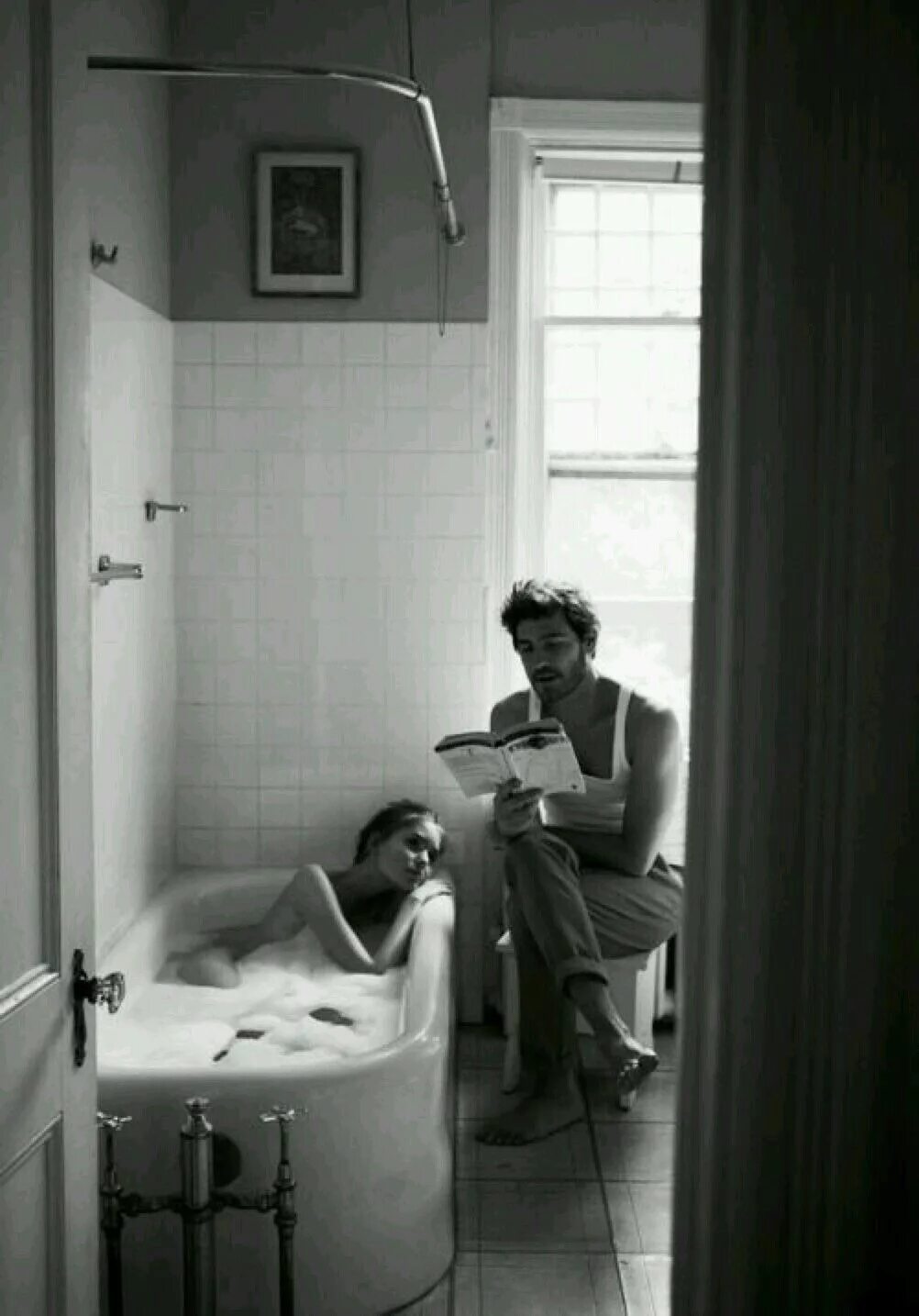 Парень в ванной. Мужчина и женщина в ванной. В ванной чб. Мужская фотосессия в ванной. Пока жена в ванной муж