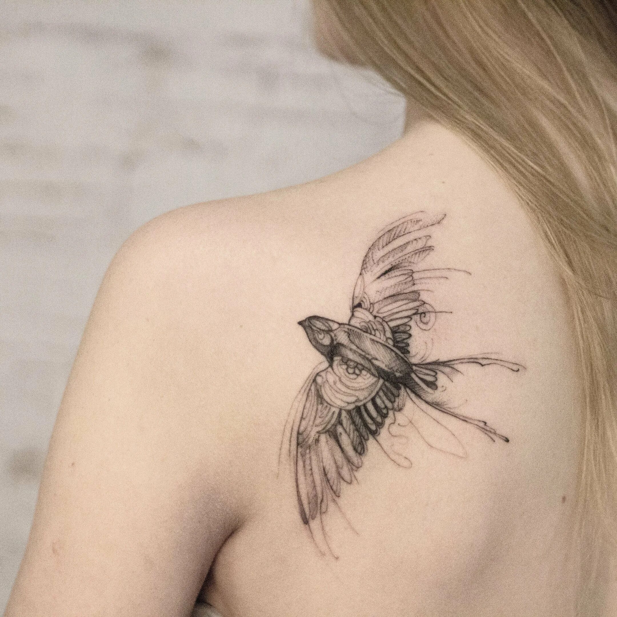 тату на лопатке для девушек эскизы. тату цветы на лопатке. тату на лопатке. маленькие тату на лопатке. тату для девушек птички.