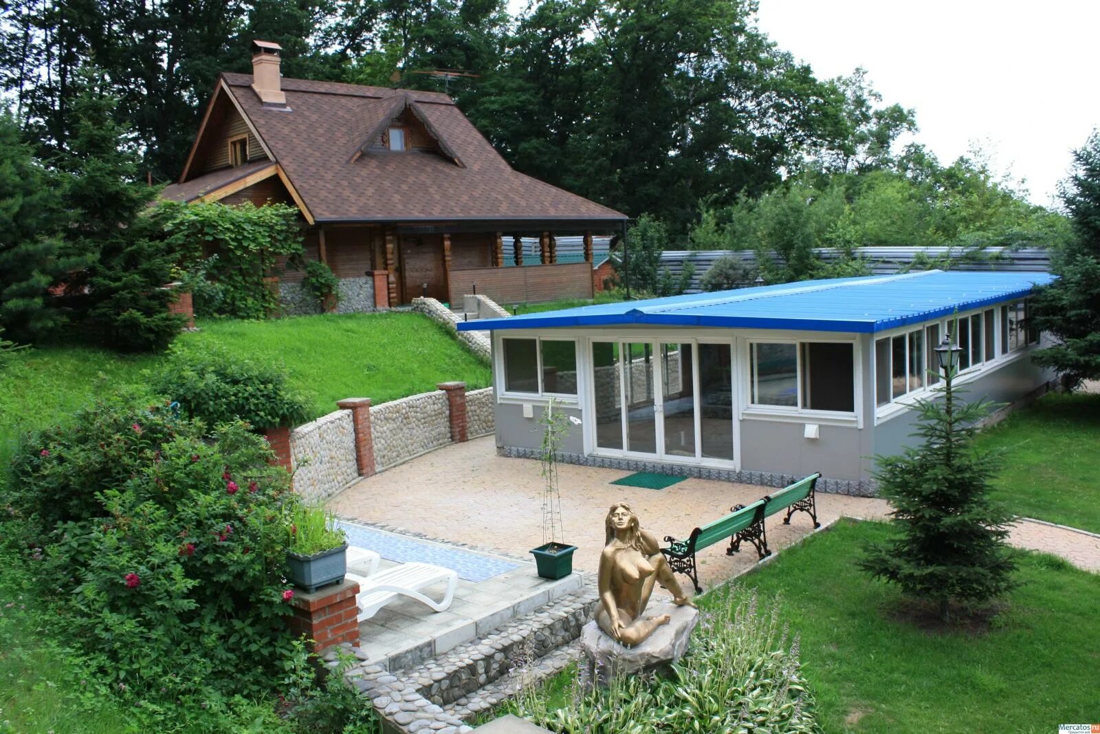 Отделка фасада декоративным камнем. Трифоновские коттеджи пригорода владивостока. Анютинские дачи владивосток. Дома в пригороде владивостока. Дачи соловей ключ владивосток.