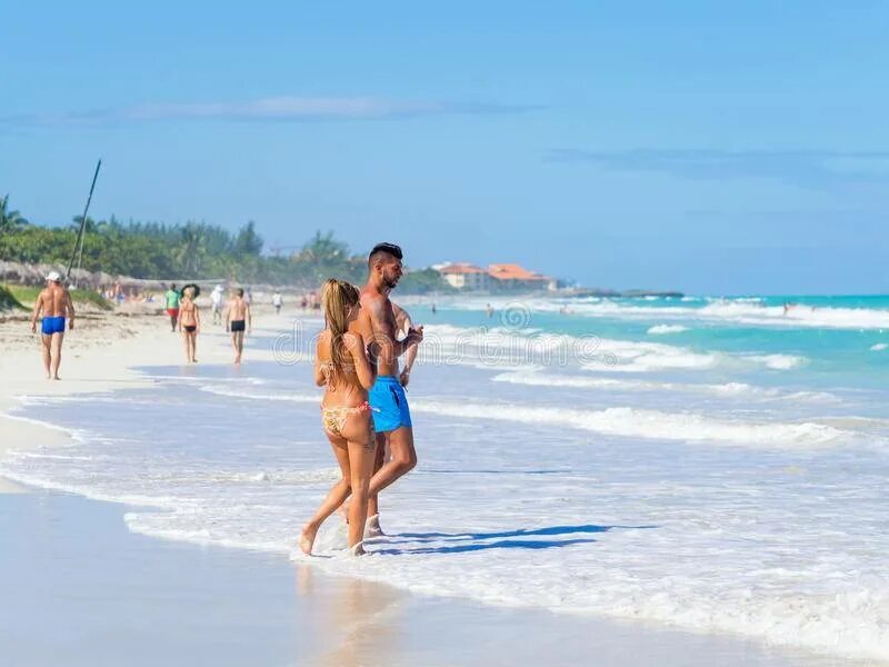 Погода на кубе в августе. На пляже Кубы и туристы. Фото туристов на Кубе. Варадеро в мае. Русские туристы на Кубе.