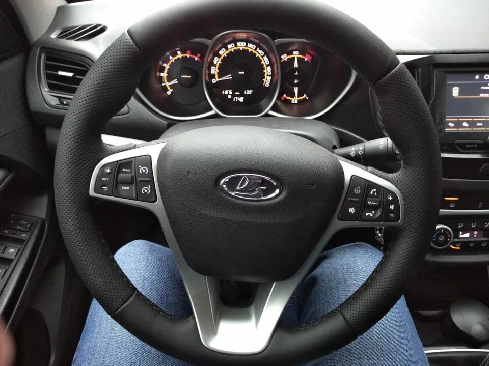Оплетка на руль - Lada Vesta, 1,6 л, 2017 года аксессуары DRIVE2