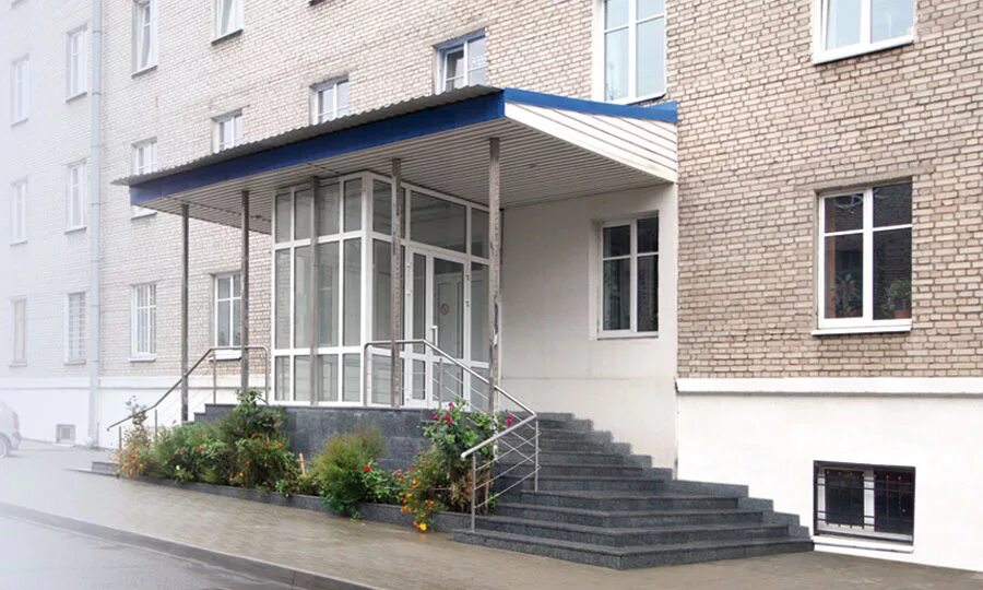 Крыльцо гостиницы. Крыльца входных групп. Плитка для входной группы. Крыльцо для частного дома шале. Крыльцо с навесом для офисного здания.